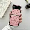 Oso Lindo Entrecerrando los Ojos para Funda de Teléfono Samsung zflip4 Pantalla Plegable Marca de Moda Cuero zflip3 Funda Protectora
