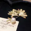 Broche de Flor de Concha com Zircônia Eletrodepositado em Ouro Real 14K, Luxo Leve, Pérola Sintética, Nicho, Moda de Alto Padrão, Joia Exquisita para o Peito Feminino