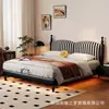 Cama vintage de tela a rayas estilo francés con base alta y espacio de almacenamiento, popular para apartamentos pequeños, cama grande tapizada tamaño matrimonial para dormitorio principal
