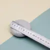 Viene con un diseño de cordón, piedra para pies de doble cara que se adapta a la curva del pie y descompone rápidamente las cutículas rebeldes y la piel muerta de los talones.