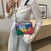 Bolso pequeño cuadrado con grafiti de colores y costuras para mujer, bandolera con cadena, mochila de un solo hombro a la moda para mujer.