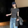 2026 Novo Estilo de Verão Cinza Chumbo Gola Redonda Slim-Fit Manga Curta Camiseta para Mulheres com Ombros Normais e Mangas Curtas Leves, Top Cintura Fina Ajustável, Moderno