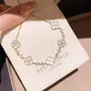 Pulsera Francesa Retro de Pedrería Trébol de Cuatro Hojas Lujo Ligero de Gama Alta Versátil Pulsera de Moda con Sentido del Diseño de Temperamento Joyería de Mano para Mujer