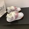 Tênis Casuais Respiráveis de Malha 2026 Novos Sapatos Populares Femininos Sapatos de Malha Primavera e Verão Tênis Femininos com Solado Grosso Treinamento Alemão