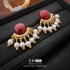 Brincos Geométricos com Franjas de Pérola Estilo Retro Hong Kong Luxo Acessível Brincos Elegantes de Alta Qualidade Vermelho Angorá Brincos Exquisitos para Mulheres