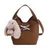 Elegante y versátil bolso tote tipo cubo, nueva colección otoño 2026, con un diseño único y cierre metálico, perfecto para el día a día y se puede llevar como bolso cruzado.
