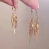 Aretes de Borla de Hoja Dorada "Ramas Doradas y Hojas de Jade", Lujo Accesible y Aretes Exquisitos Adecuados para Rostros Redondos, Clips para Orejas Versátiles