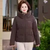 Chaqueta auténtica de alta gama con plumón de ganso blanco para mujeres de mediana edad, nuevo estilo invierno 2026, abrigo corto de invierno para mujeres menudas de mediana edad y mayores