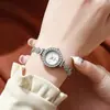 Reloj de Cuarzo Redondo Casual para Dama con Pulsera Ajustable Decorada con Pedrería Joyería de Moda Pequeño y Compacto Deportivo