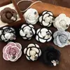 Broche de Camélia Pequeno e Perfumado de Novo Estilo, Alto Padrão, Suave e Doce, Acessórios Elegantes Retro Franceses para Ternos e Casacos