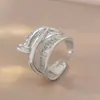Anel moderno e popular de zircônia requintado e ultrabrilhante para mulheres, luxo leve com um toque de alta qualidade, anel aberto ajustável, banhado a ouro real