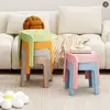 Taburete pequeño de plástico simple para adultos, taburete bajo estilo nórdico, engrosado y antideslizante, adecuado para sala de estar, mesa de café, taburete para cambiarse los zapatos, baño infantil
