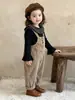 Conjunto de dos piezas de otoño estilo coreano para bebés y niños pequeños: camiseta interior verde aguacate + overol de pana para niñas