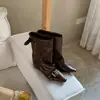 Temporada del Primer Encuentro: Hebilla de cinturón popular estilo coreano, botas de caballero de punta cuadrada para mujer, nuevas botas de media pantorrilla versátiles y elegantes de ajuste slim para otoño e invierno