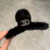 Clip de Peluche Otoño e Invierno imitación pelo de conejo pasador grande pequeña fragancia letra clip de pelo con diamantes de imitación clip de tiburón tocado femenino pasador