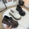 Sapatilhas JK de Couro Macio Retrô com Solado Grosso para Mulheres Lançamento Primavera 2025 Estilo Britânico Novo Sapatilhas de Bico Redondo Versáteis Mocassins Casuais