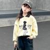 Suéter de manga larga con solapa y estampado de dibujos animados para niña, sudadera informal holgada a la moda para primavera y otoño de 2025.