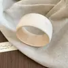 Pulseira Aberta Redonda Geométrica Plissada em Resina Acrílica Europeia e Americana, Pulseira Fashion e Versátil, Joia com Design de Nicho