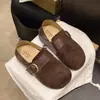 Suela gruesa, para personas bajas, nuevo 2026 primavera y otoño, zapatos Birkenstock completamente cerrados, pantuflas de exterior, retro, aumento de altura oculto, zapatos de slip-on de un solo color