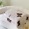 2026 Nueva Manta de Peluche de Nutria Marina Puntada Triangular Borde de Concha Manta Ligera de Lujo Manta Cálida para el Hogar Manta de Franela