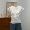 Diseñado con un corte cruzado en la cintura, mangas irregulares tipo volante y efecto adelgazante plisado, este nuevo top corto de modal para mujer de verano