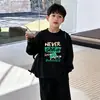 Camiseta de manga larga para niño, algodón puro, nueva colección de otoño 2026, top casual elegante para niños pequeños, camiseta básica para niños