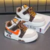 Sapatos de Menino Tênis de Basquete 2025 Outono Novo Tênis Infantil Cartoon com Solado Macio Tênis Esportivo de Cano Alto para Meninas Sapatos Casuais