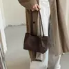 Bolsa de palha artesanal estilo coreano, couro macio, grande capacidade, bolsa de ombro, design moderno e minimalista, bolsa de ombro único e bolsa interna combinando