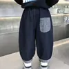 Calças jeans para meninos para primavera e outono de 2026, novas calças casuais color block estilo coreano para crianças, calças retas da moda com punhos para bebês e meninos pequenos
