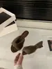 Primer encuentro Jipo y pantuflas peludas zapatos de mujer para uso en exteriores Otoño/Invierno 2026 Temperamento francés con faldas puntera abierta pelo