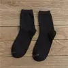 Otoño e invierno nuevos calcetines para hombre y mujer Tubo clásico para jalar Amantes Joker color sólido algodón calcetines para hombre al por mayor