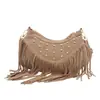 Bolso de Lujo Ligero Estilo Francés al por Mayor para Mujer, Nuevo Bolso de Hombro con Remaches y Flecos Otoño e Invierno 2025 con Estilo Cruzado para Mujer