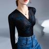 Camisa de manga larga con cuello en V cruzado para primavera y otoño, nueva camisa con base interior de malla estampada