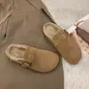 Bestseller de invierno 2026 estilo nuevo Birkenstock cómodos antideslizantes forrados de felpa cálidos zapatos de algodón zapatillas de media caña planas de moda para mujer zapatillas de algodón