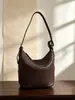 Couro bovino de primeira camada, bolsa de balde trançada à mão, estilo vintage, adequada para o dia a dia, pode ser carregada como bolsa de ombro ou bolsa transversal, atacado de bolsas femininas de couro genuíno de Guangzhou