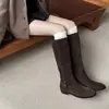 Botas de cuero de plena flor, pierna ancha, estilo caballero, colección otoño/invierno 2026, tacón bajo grueso, hebilla de cinturón, punta redonda, cuero genuino, ajuste ancho, caña alta, botas largas para mujer
