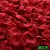 Decoraciones de habitación de boda con temática de rosas, incluyendo flores artificiales, pétalos de flores para esparcir y otros accesorios de boda y propuesta.