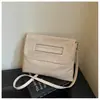 2026 Estilo Coreano Capa Flip Desgastada Bolsa Quadrada Pequena Design Minimalista Bolsa de Ombro Único Transversal Bolsa de Mão para Mulheres com Sensação de Luxo Celeb da Internet