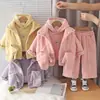 Conjunto de invierno para niña 2026 estilo nuevo, chaleco cálido grueso y de moda, conjunto de tres piezas de invierno para niños, disponible para dropshipping