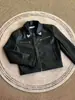 Chaqueta de cuero bordada floral estilo americano con bolsillos de doble cremallera metálica, chaqueta biker versátil de corte holgado y elegante para hombre