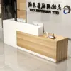 Mostrador de cajero de bar, tienda, pequeño salón de belleza, mostrador, mesa de bar comercial moderna y sencilla, mostrador de recepción de empresa.