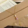 Lágrimas de Ángel Rosa Gota con Racimo de Flores de Zirconia Incrustado Elegante Collar Dorado para Clavícula Moderno y Versátil Alta Gama
