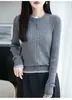 Estilo de duas peças, blocos de cor, tricotado em ponto trançado retrô, lã fina de 48 contagens, primavera/outono, gola redonda, moderno, casaco suéter de tricô slim fit para mulheres