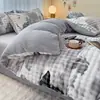 Novo conjunto de quatro peças de veludo com estampa de coelho, veludo de leite, bolhas grandes para uso doméstico, conjunto de lençol e capa de edredom em estilo de desenho animado fofo