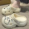 Sapatos Croc Respiráveis Roupas de Exterior Femininas Verão 2024 Eva Sensação de Merda Sandálias de Praia com Solado Grosso Croc Desodorantes Aumentadores Chinelos
