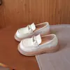 Sapatos Infantis 2026 Outono Novos Sapatos Sociais da Moda de Solado Grosso para Meninas, Sapatos de Couro Pequenos Estilo Britânico, Mocassins Versáteis