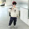 Conjunto de Roupas Masculinas para Primavera e Outono com Estampa m, Novo Conjunto Casual Elegante de Duas Peças para Crianças 2026, Roupas de Bebê para Exportação