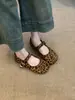 Zapatos Mary Jane retro de punta dividida para mujer, nuevo estilo francés 2026, zapatos únicos y de moda con correa en el tobillo y estampado de leopardo, tipo pezuña de cerdo