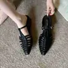Sandálias Romanas Estilo Toe-Covered com Solado Macio para Mulheres Verão 2026 Tiras Finas Trançadas Recorte Bico Redondo Sapatos Baixos Tendência