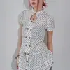 Vestido versátil feminino estilo coreano Y2k para verão e outono com botões vazados, mangas bufantes, acinturado, camadas franzidas, disponível em três cores de nicho